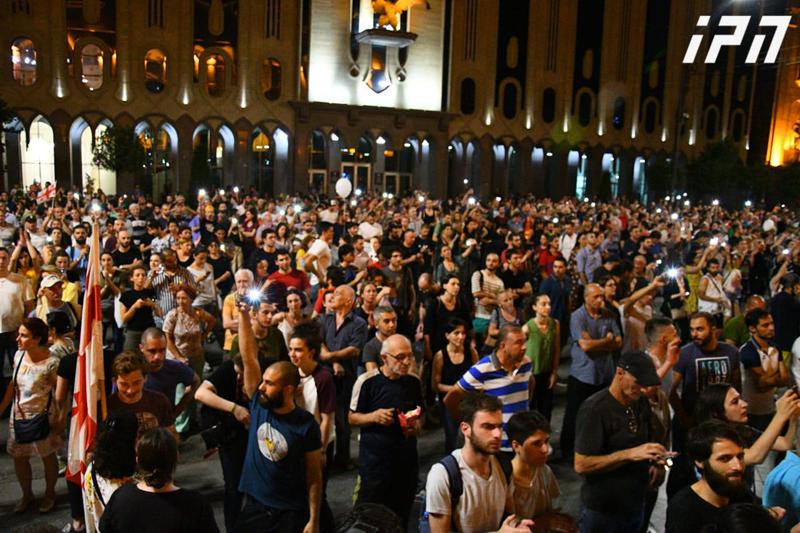 გიორგი მშვენიერაძემ აქციაზე გიორგი გახარიას ტელეფონის ნომერი გამოაცხადა და ყველას მოუწოდა, მიწერონ - "წადი!!!"